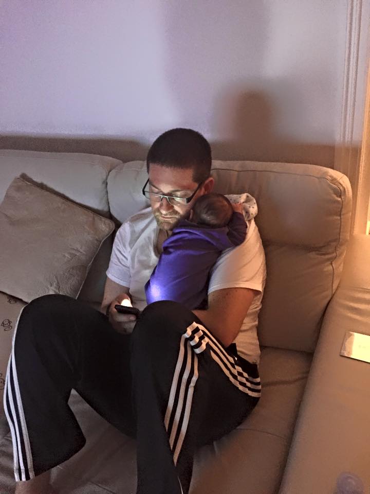 Ziv are grija de micut ca de ochii din cap