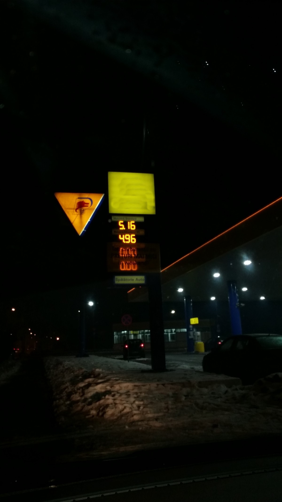 Pretul combustibilului scade cum te indrepti spre iesirea din oras