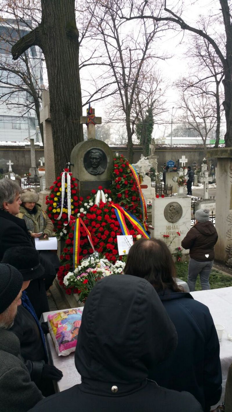 Zeci de oameni au venit joi dimineata la mormantul marelui poet Mihai Eminescu