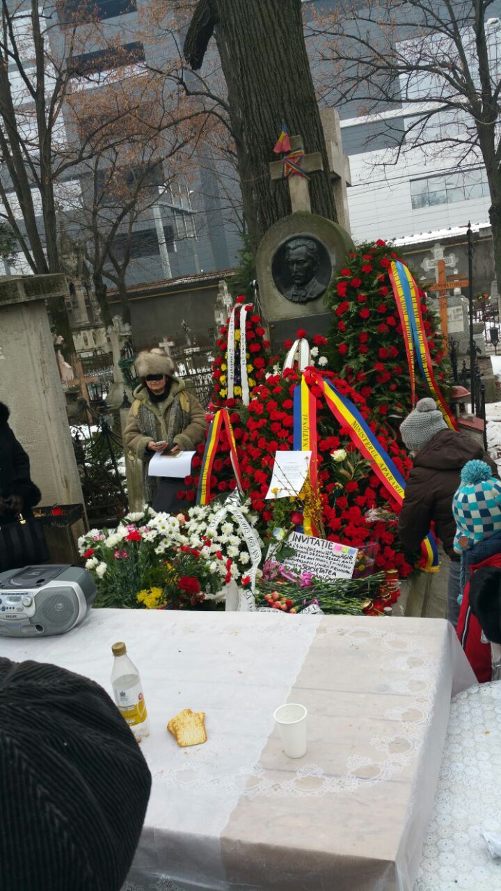 Primarul general Sorin Oprescu a trimis o coroana de flori la mormantul poetului