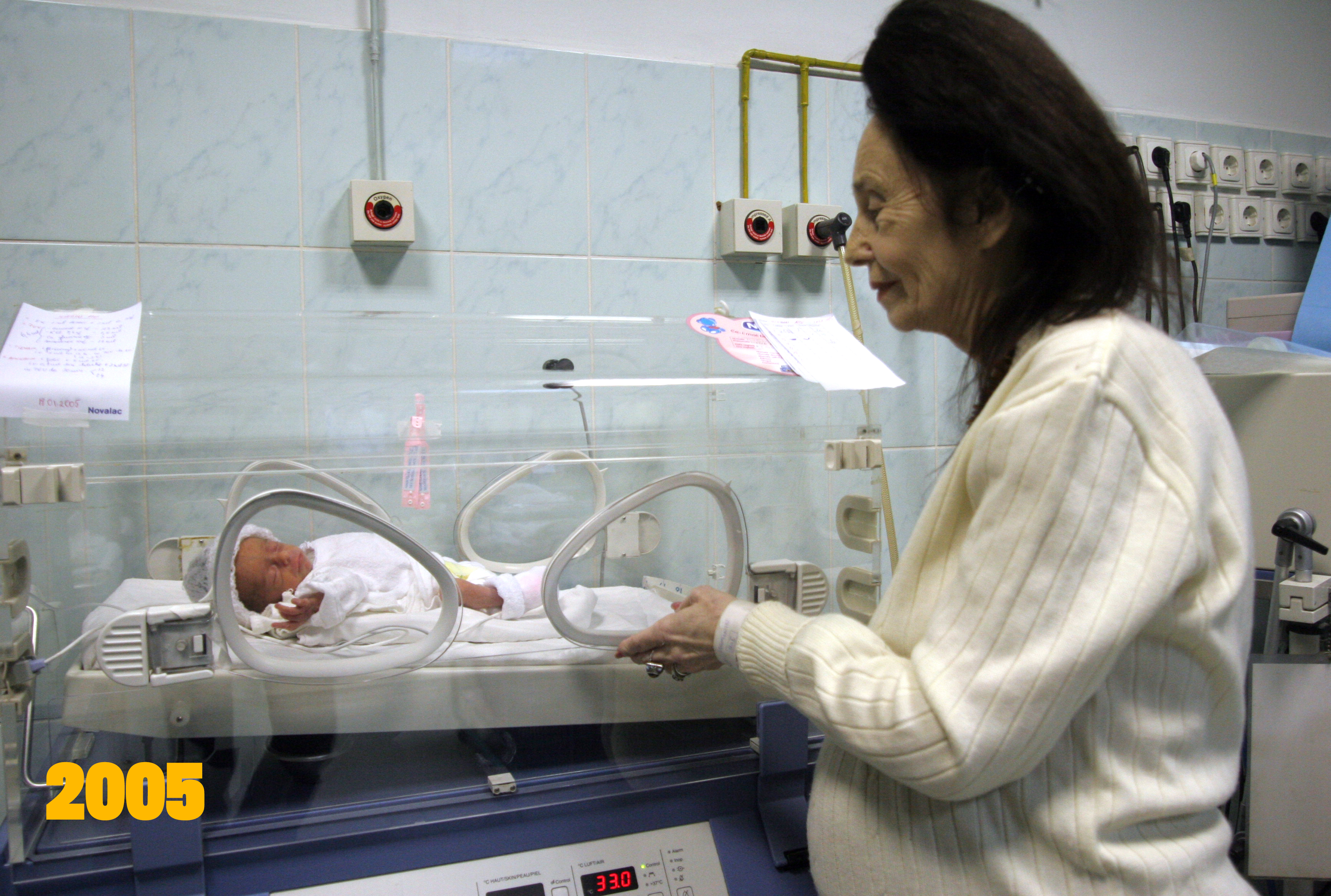 Adriana Iliescu si fiica ei la doar cateva zile de la nastere