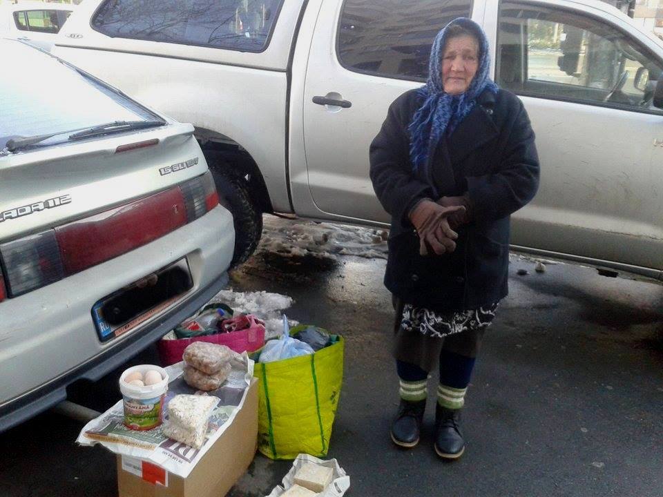 Batranica de 80 de ani vine de doau ori pe saptamana in Bucuresti sa vanda ce are prin gospodarie ca sa traiasca