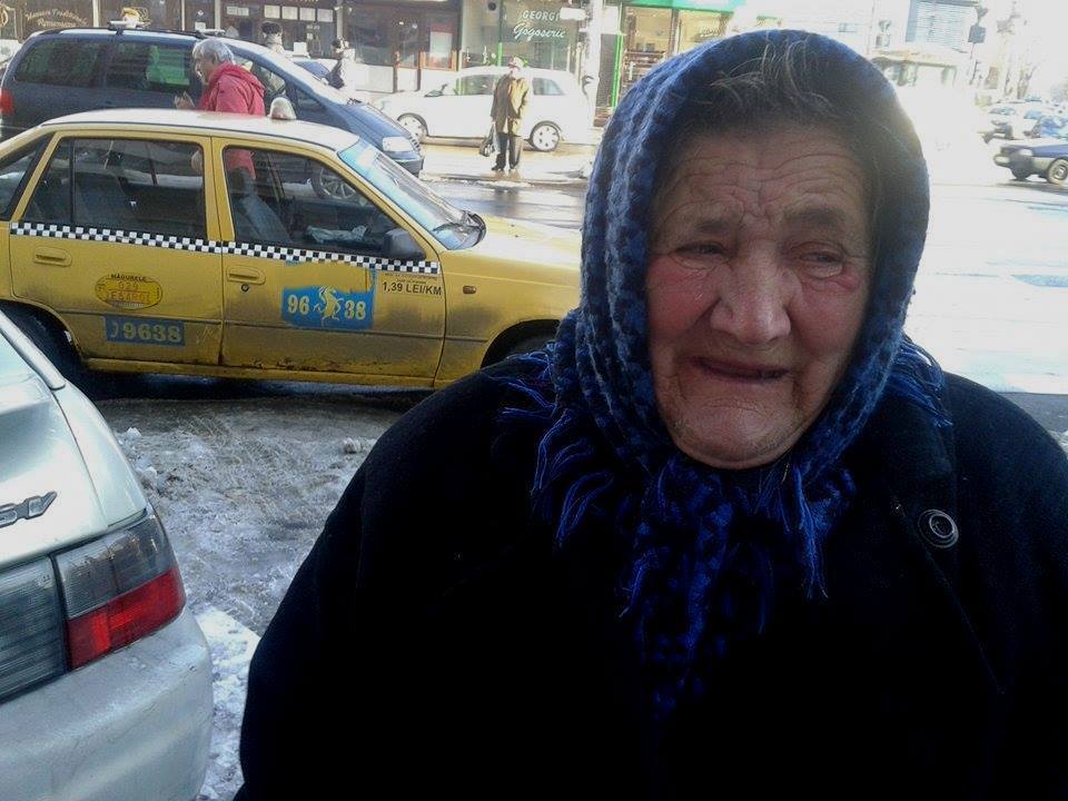 Batranica a patit o nenorocire ultima oara cand a venit in Bucuresti: cineva i-a furat plasa de nuci