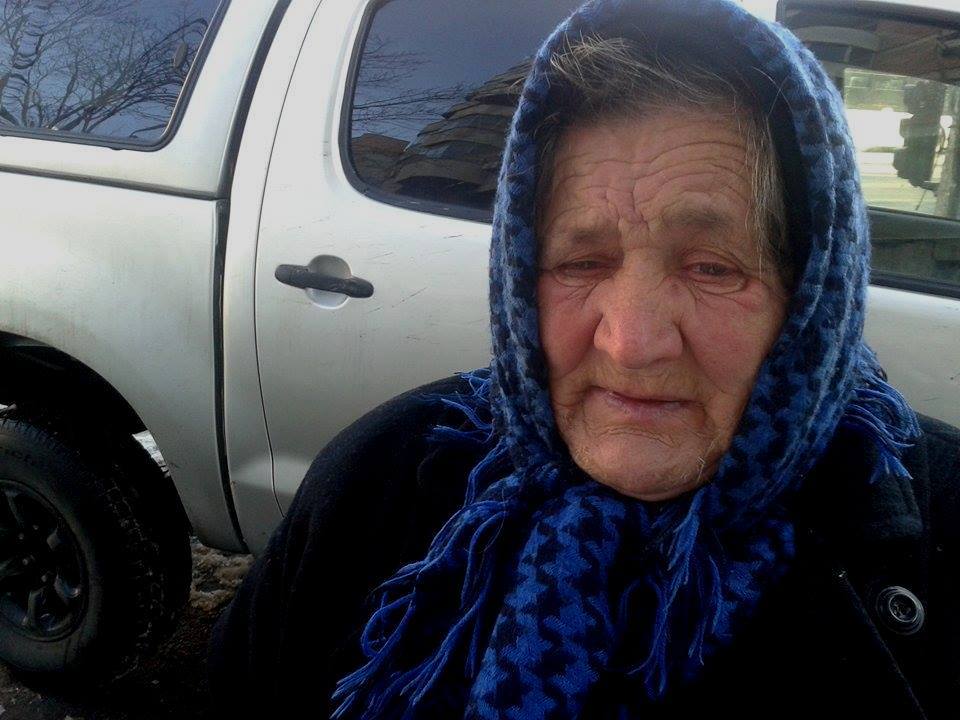 Batranica vine cu trenul de trei dimineata ca sa isi castige painea