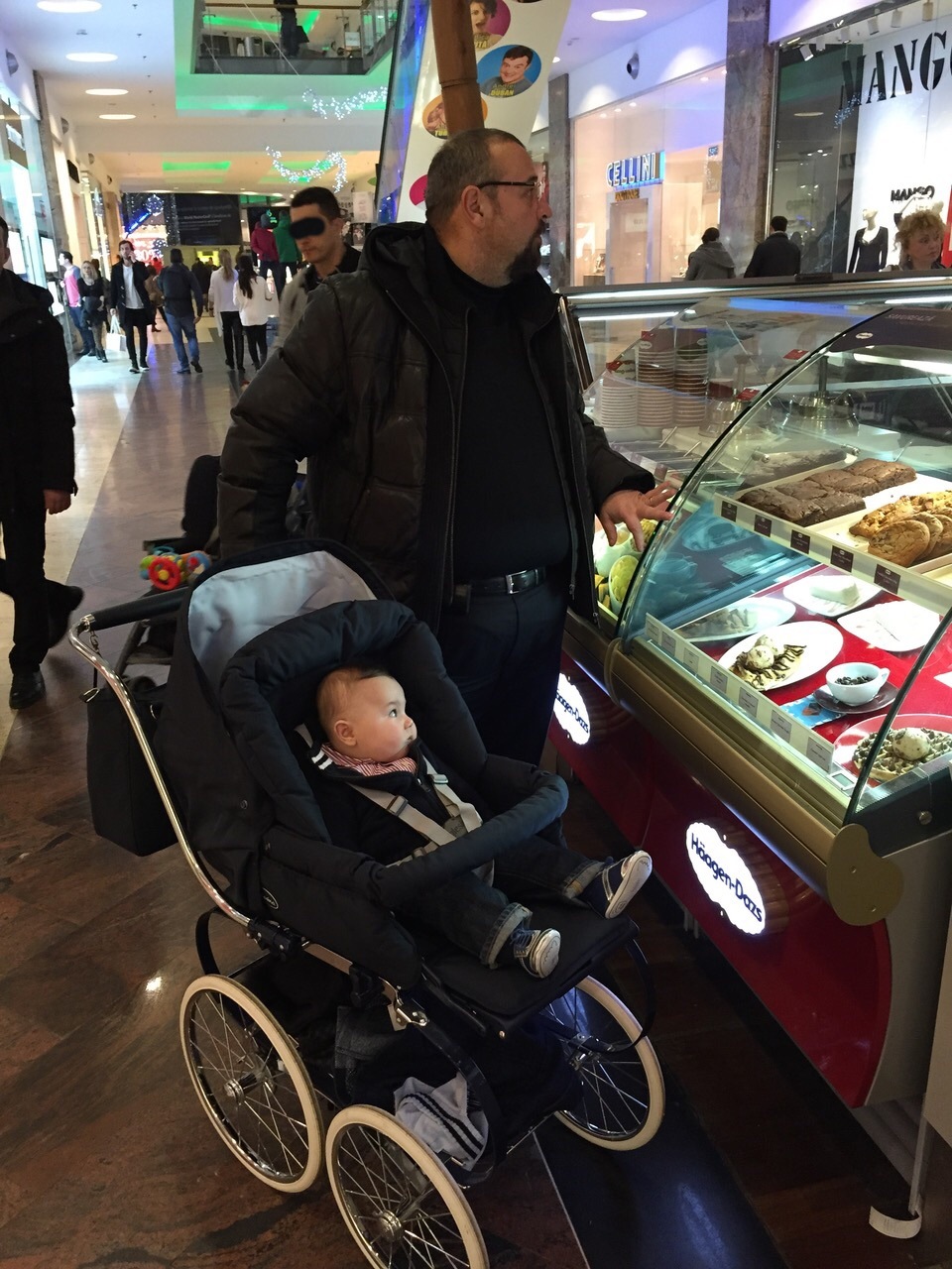 Piedone si nepotelul s-au oprit pentru cateva momente la o vitrina plina cu dulciuri