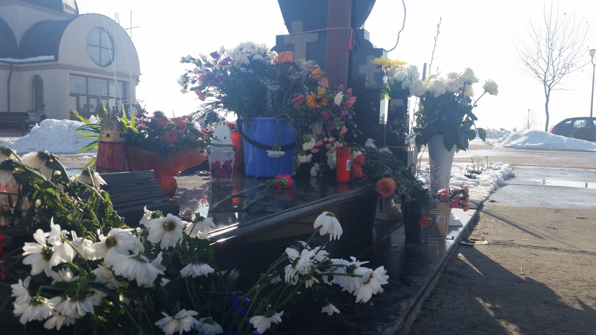 Monumentul funerar al tinerei studente era umplut de flori