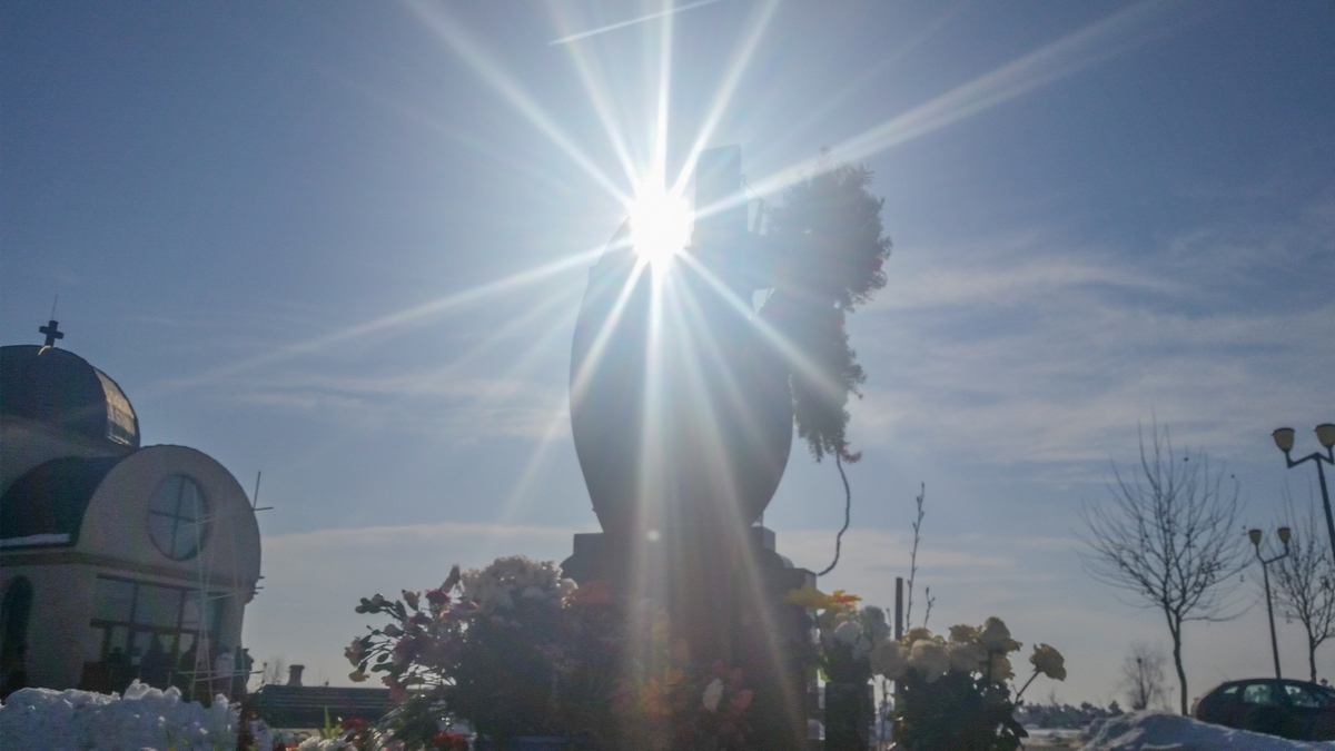 La mormantul Aurei Ion a aparut luni un semn divin