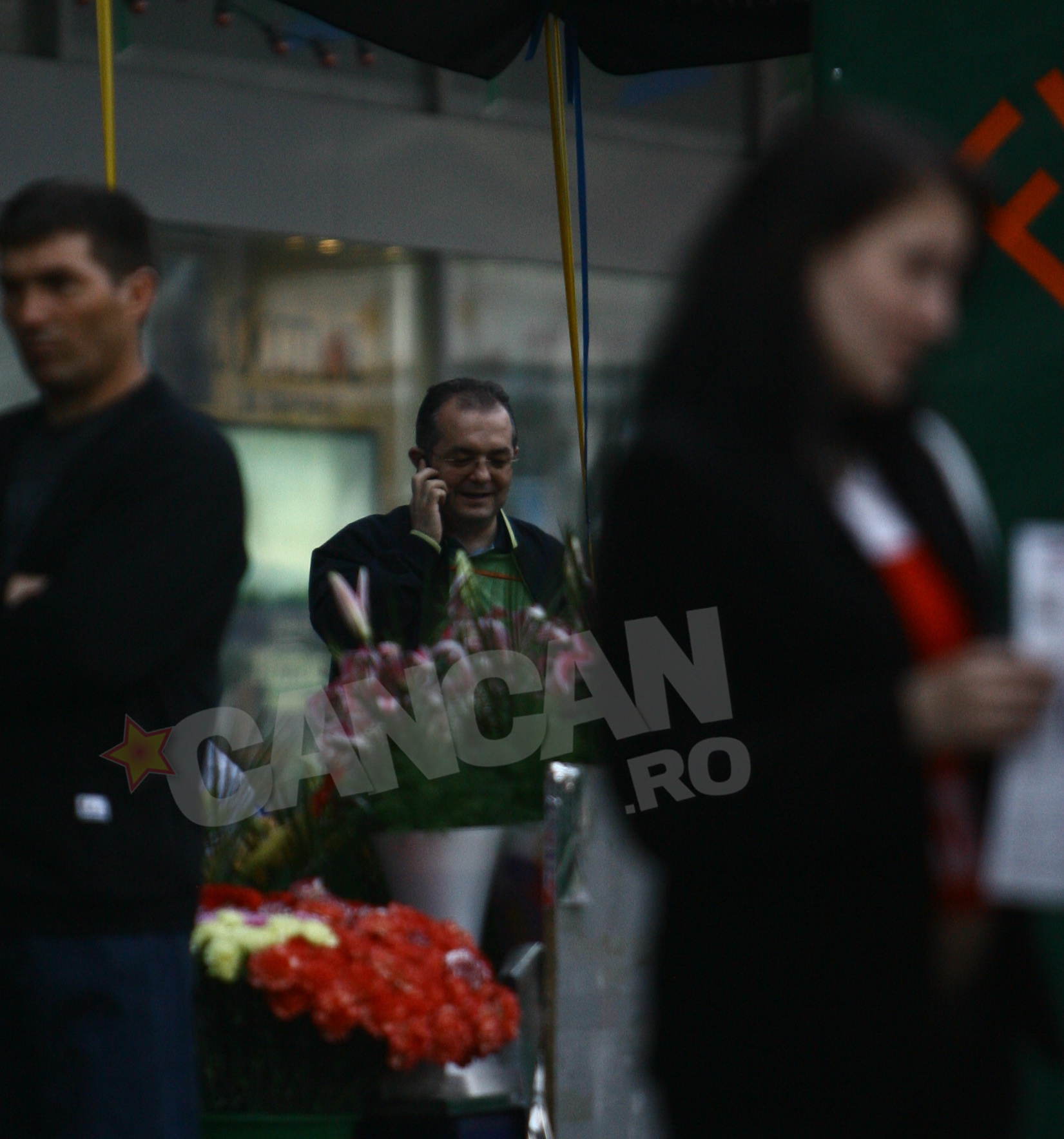 Emil Boc, cumparand un buchet de flori