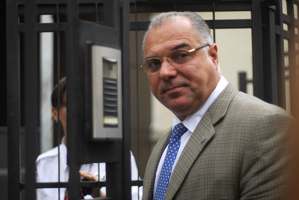 Fostul senator spune ca vrea el sa aiba grija de motanul Christinei Valmy