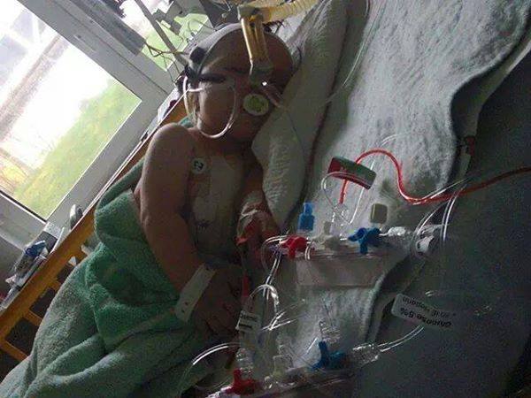 Micuta de nici doi ani a suferit deja cat altii in zece vieti