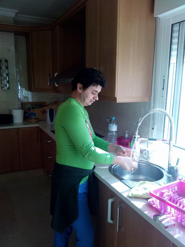 Cristi din Banat s-a pozat cand spala vasele