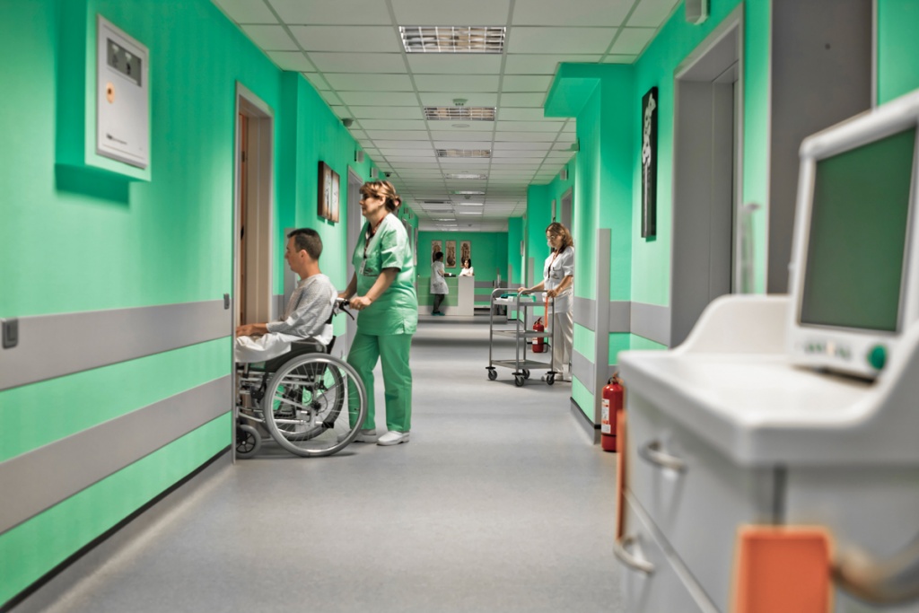 Multi roman aleg spitalele private, pentru serviciile superioare