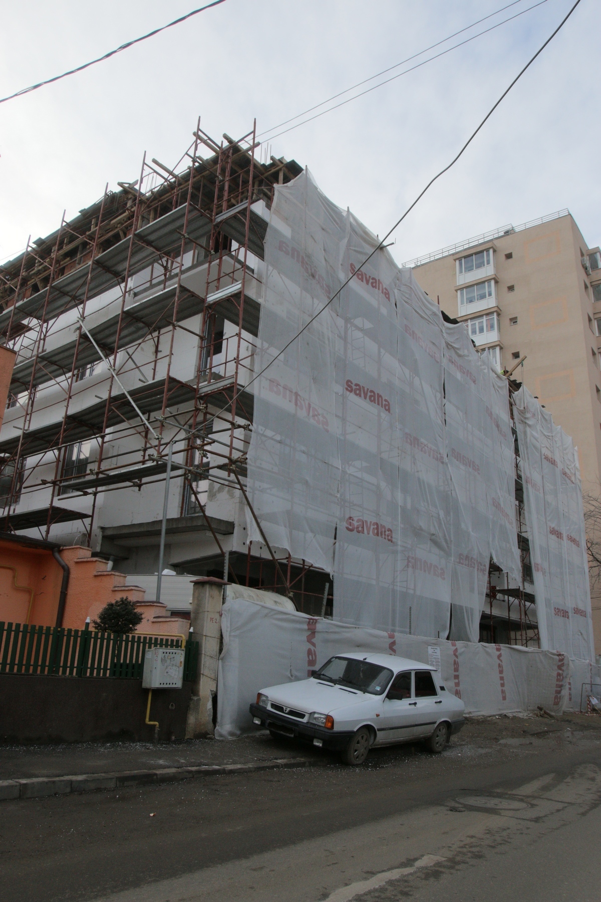 Imobilul de locuinte are, potrivit primariei sectorului 2 autorizatie de constructie pentru doua etaje, dar se vad clar trei etaje plus o mansarda