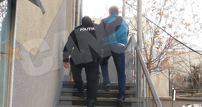 Vitalie Proca a fost condus de un politist in sala de judecata