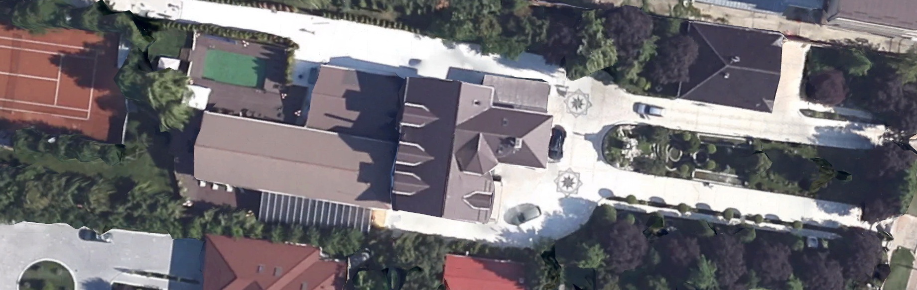 Din satelit se vad clar cele doua desene cu steaua in opt colturi din fata casei lui Gigi Becali