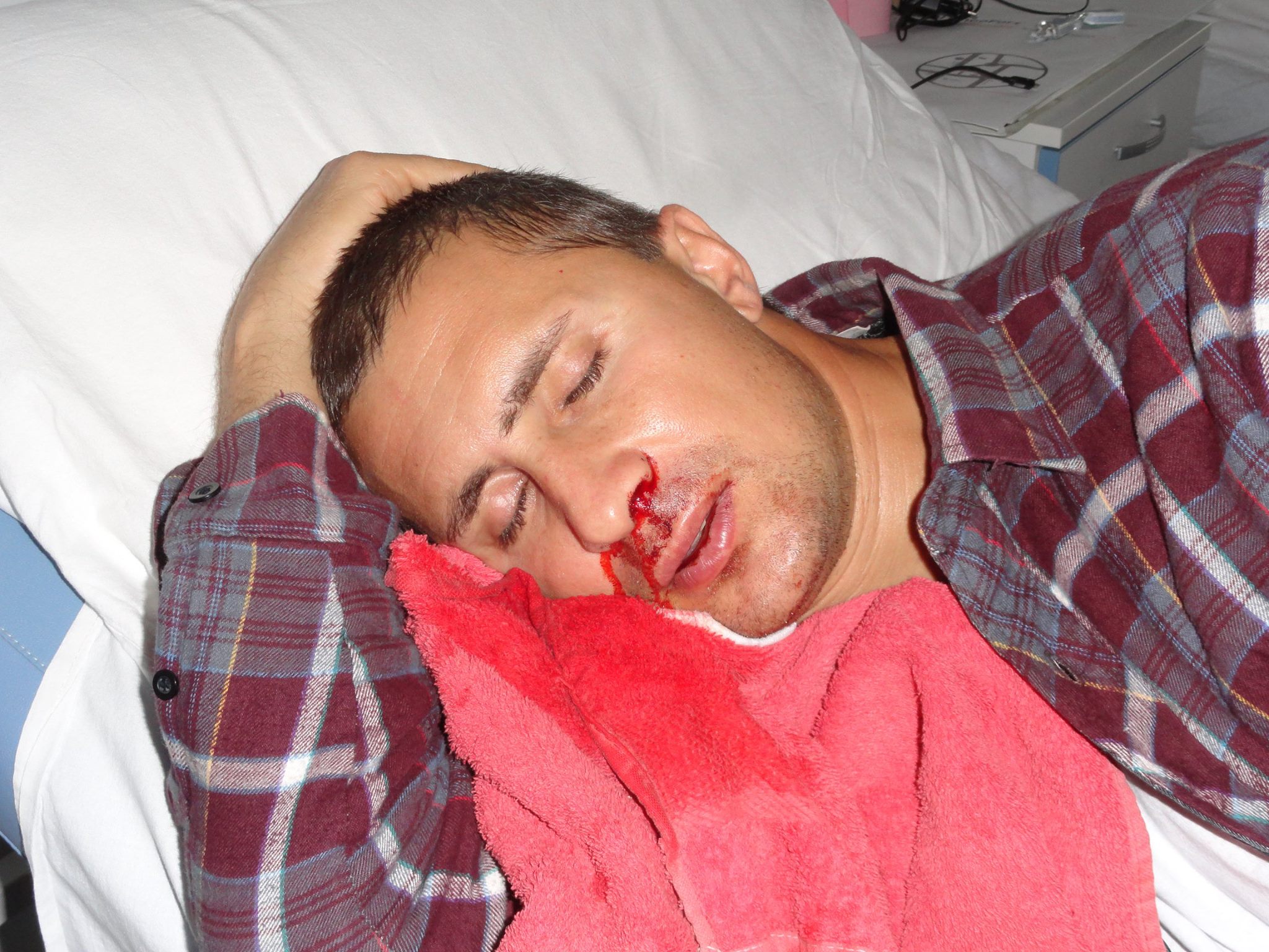 Iulian Stroe plin de sange pe pat