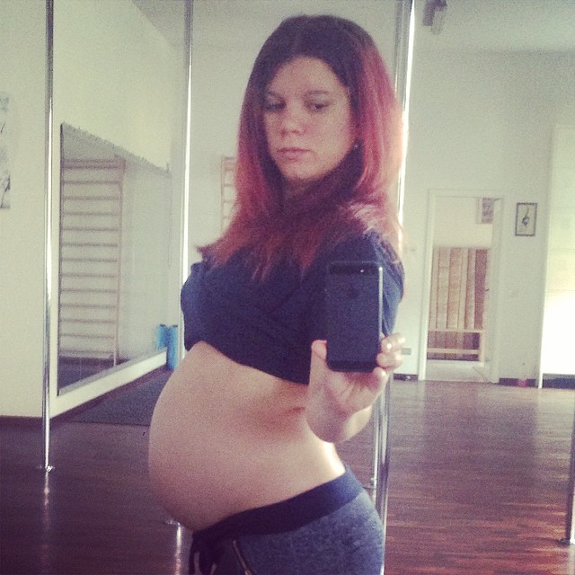 Madalina nu sta departe de scoala sa de dans la bara nici cand este insarcinata