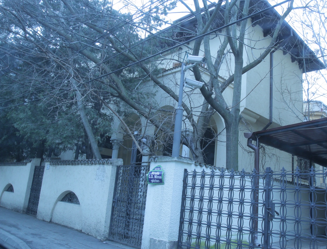 Fostul presedinte Emil Constantinescu locuieste intr-o casa luxoasa, situata langa Arcul de Triumf
