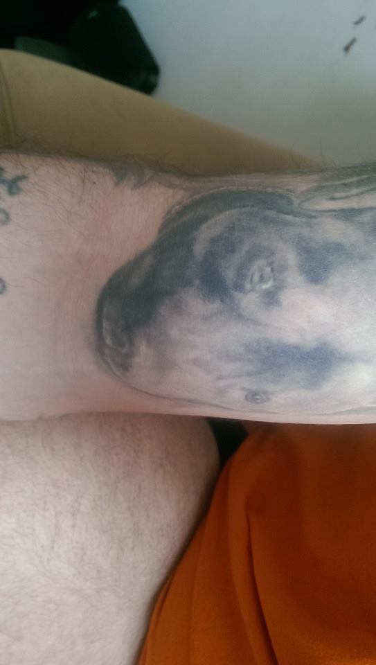 Fiul lui Szoby, care a preluat Asociatia Gladiator, si-a tatuat chipul cainelui pe bratul sau