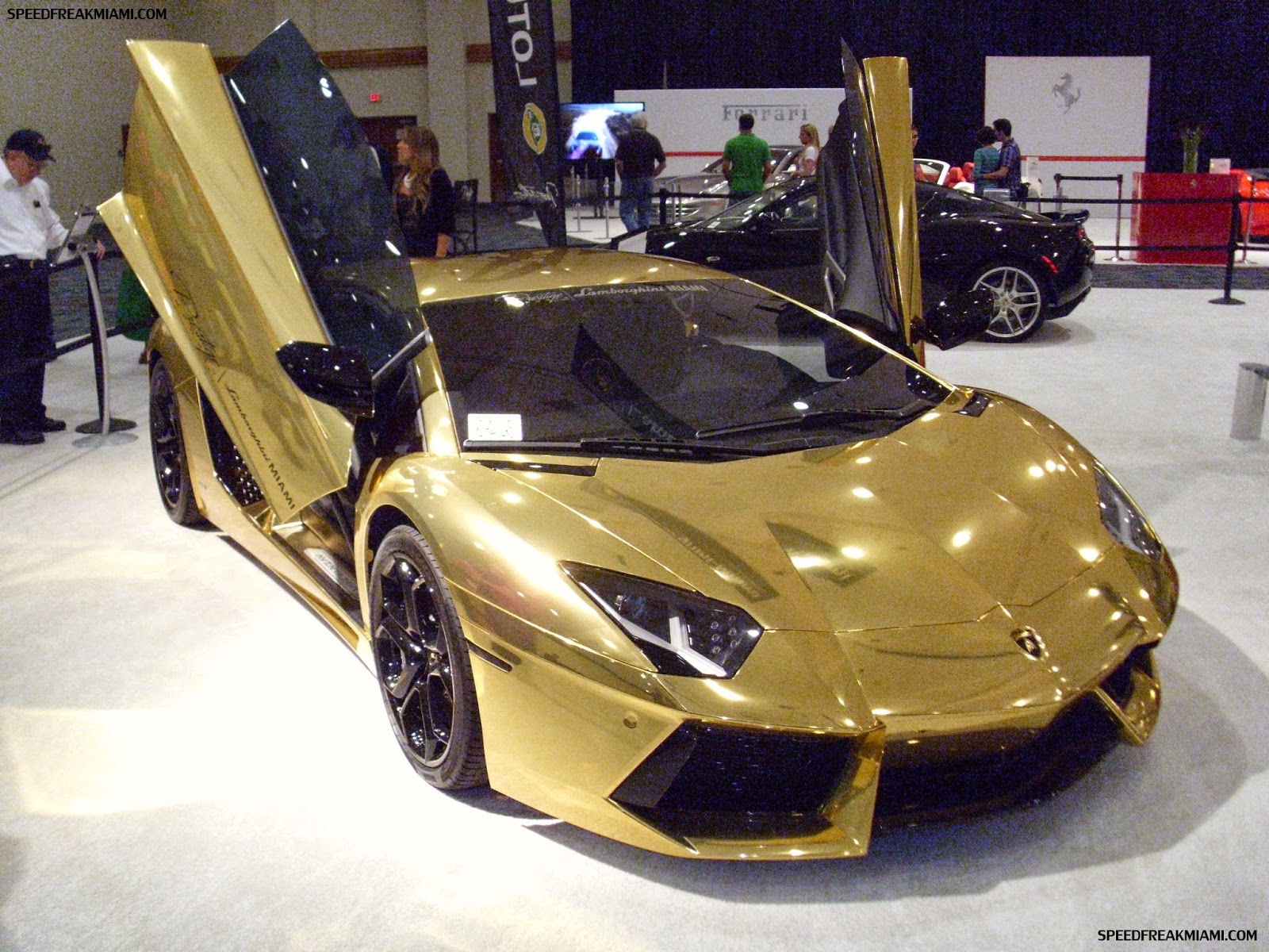 Lamborghini din aur masiv in Dubai