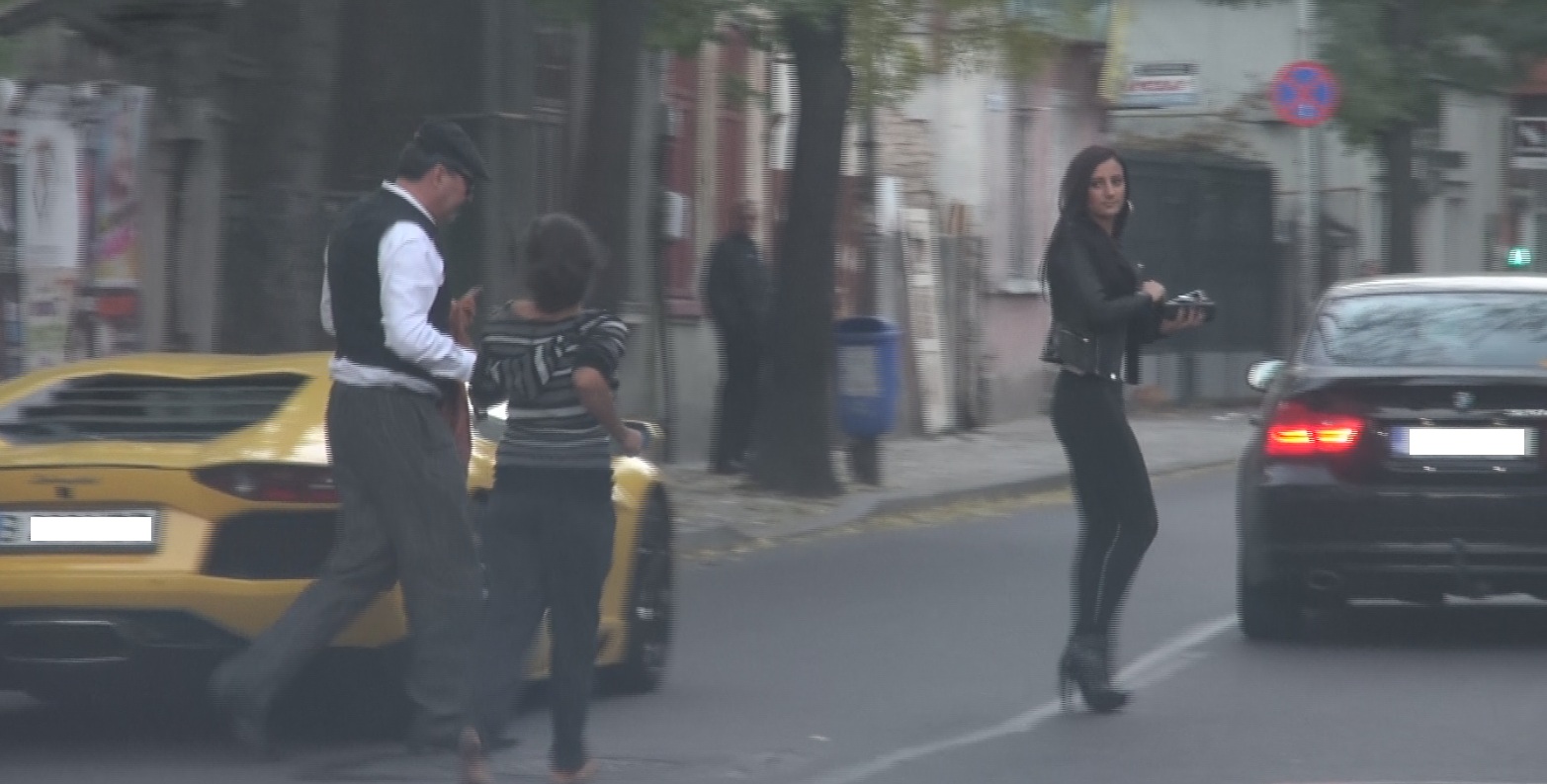 Nicorescu este asaltat de cersetori dupa ce coboara din Lamborghini