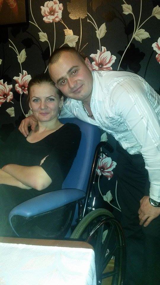 Frumaosa cantareata de muzica populara este imobilizata de circa un an intr-un scaun cu rotile