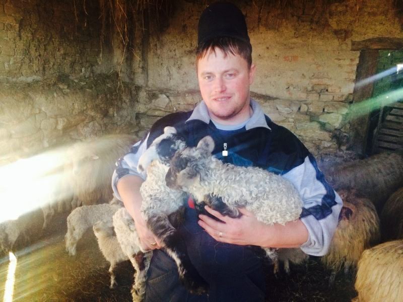 In loc sa stea acasa alaturi de sotia sa, Ghita a petrecut 14 februarie la stana