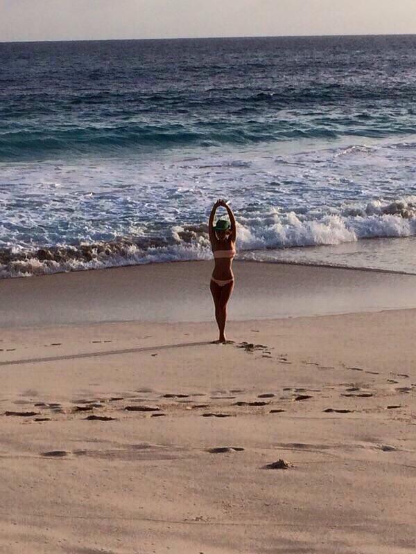 Alexandra pare fericita singura