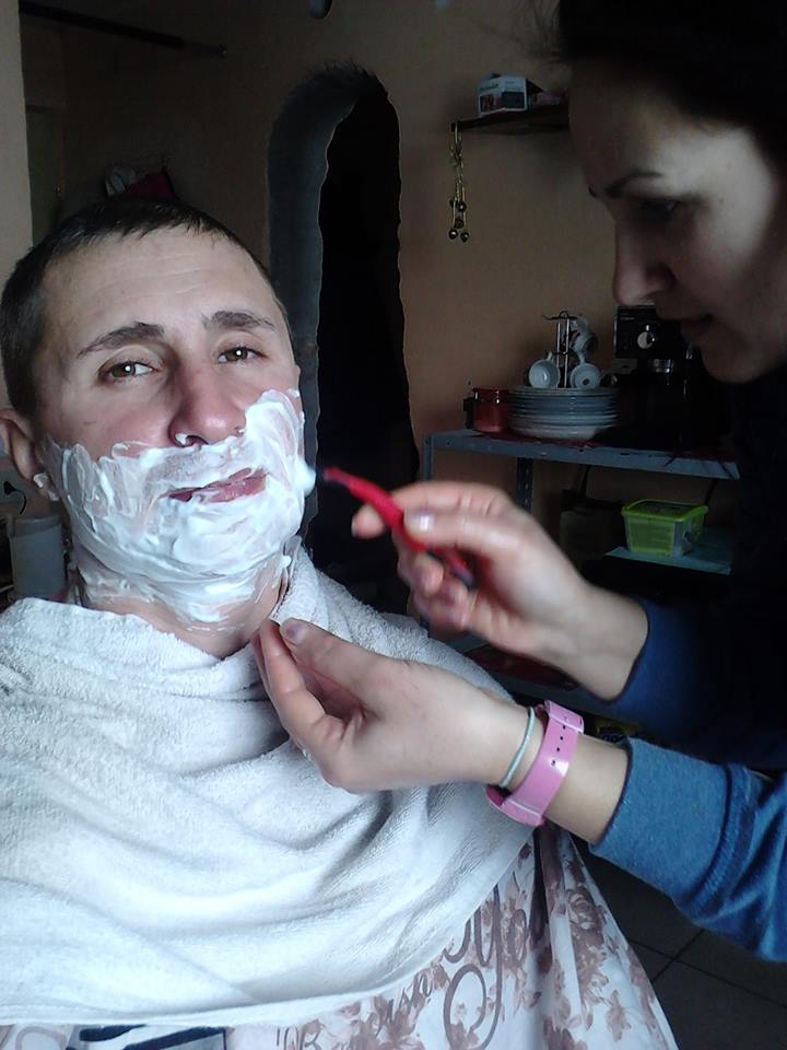 Iulian este coafat numai de sotia sa