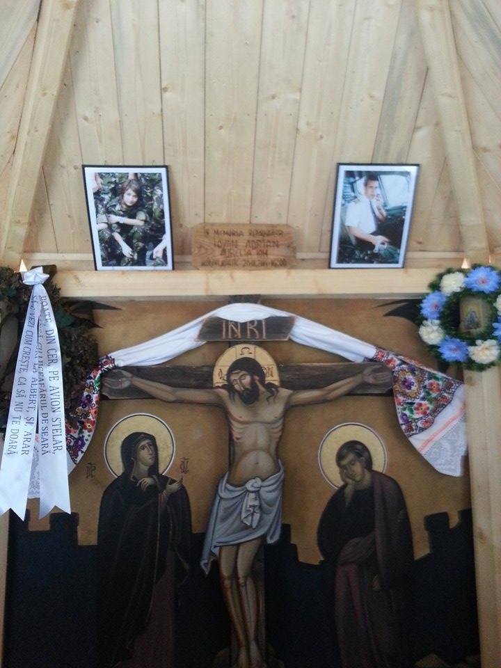 In troita din Muntii Apuseni, ridicata in zona unde a cazut avionul, au fost duse de familie mai multe poze si coroane de flori