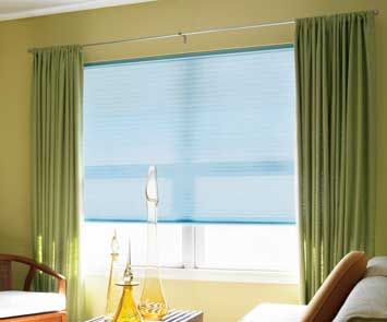 Un truc pentru a raci casa este tragerea draperiilor pe timpul zilei