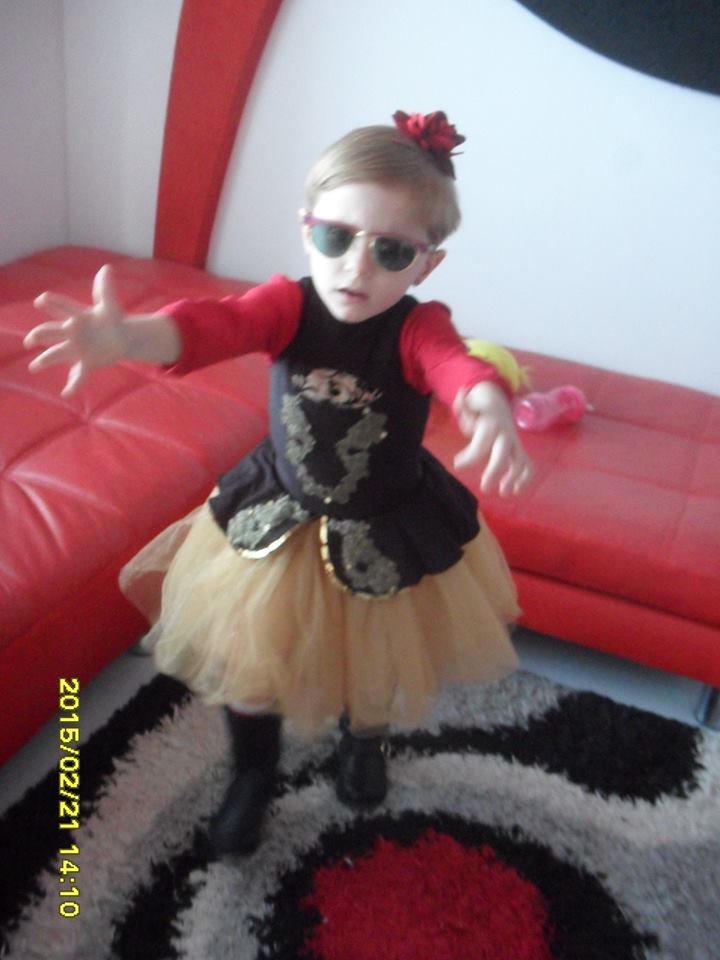 Micuta traieste acum alaturi de tatal sau, in timp ce mama sa se afla intr-un spital de psihiatrie