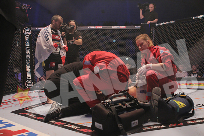 Echipa de medici din sala a fost nevoita sa intervina pentru a-i acorda primul ajutor luptatorului