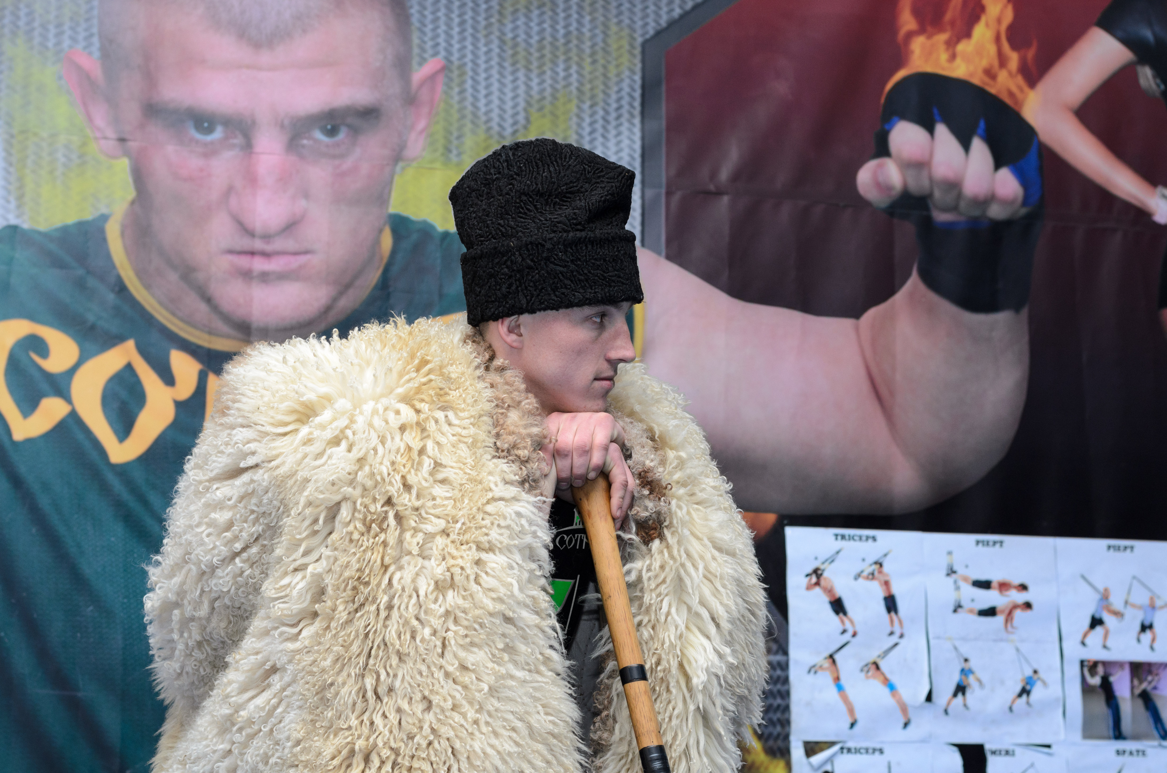 Luptatorul ne-a spus ca s-a batut cu o haita de lupi la stana