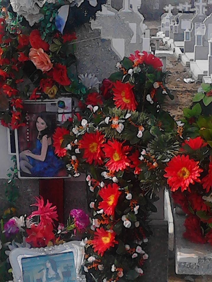 Mama tinerei are grija ca monumentul funerar al fiicei sale sa fie extrem de ingrijit