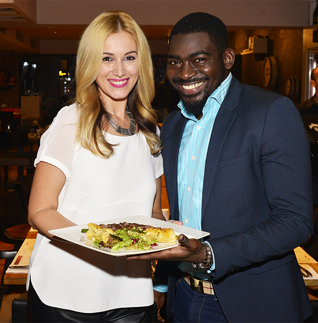 Gabriela l-a invatat pe nigerian sa gateasca piept de rata