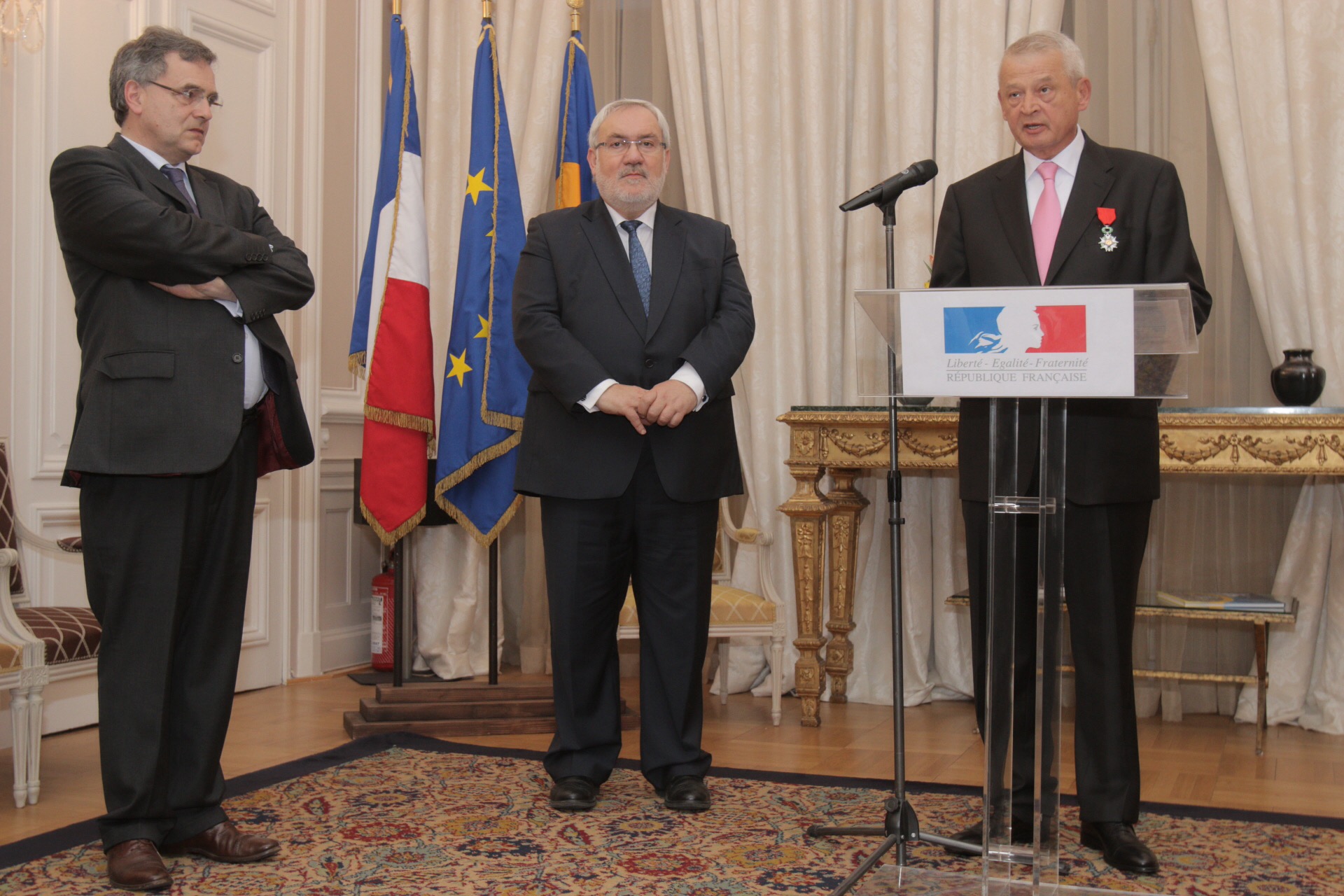 Primarul general Sorin Oprescu a primit cea mai inalta distinctie civila si militara franceza