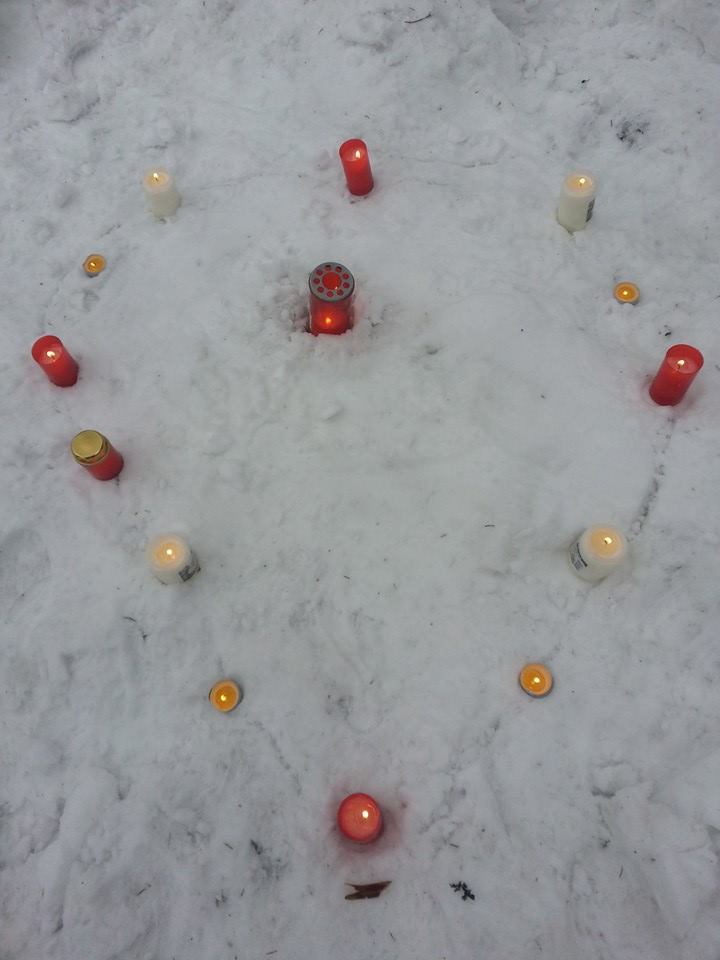 Mariana a facut o inima din lumanari in Muntii Apuseni, iar langa fotografie ea a scris: