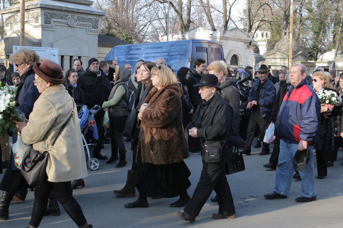Vali Stefanescu, sotia actorului (nr in haina de blana maro) s-a chinuit sa ramana tare dupa pierderea suferita