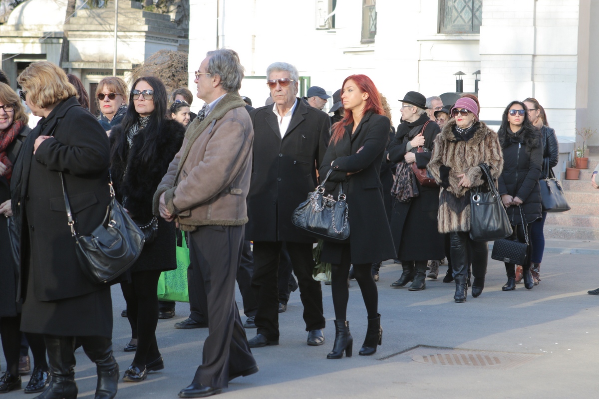 Printre prietenii veniti sa ii aduca un ultim omagiu s-au numarat si Ion Dichiseanu si fiica sa, Ioana