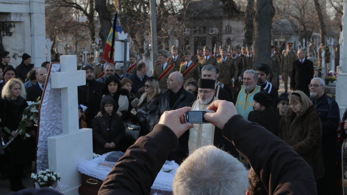 La inmormantare au venit si curiosi, care au vrut sa plece cu o amintire