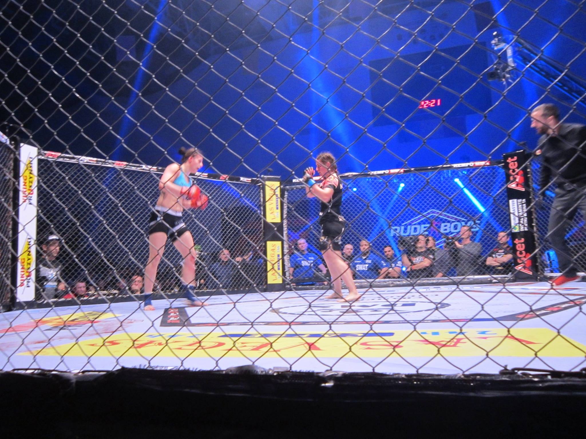 Fetele s-au batut trei reprize, spre deliciul spectatorilor prezenti