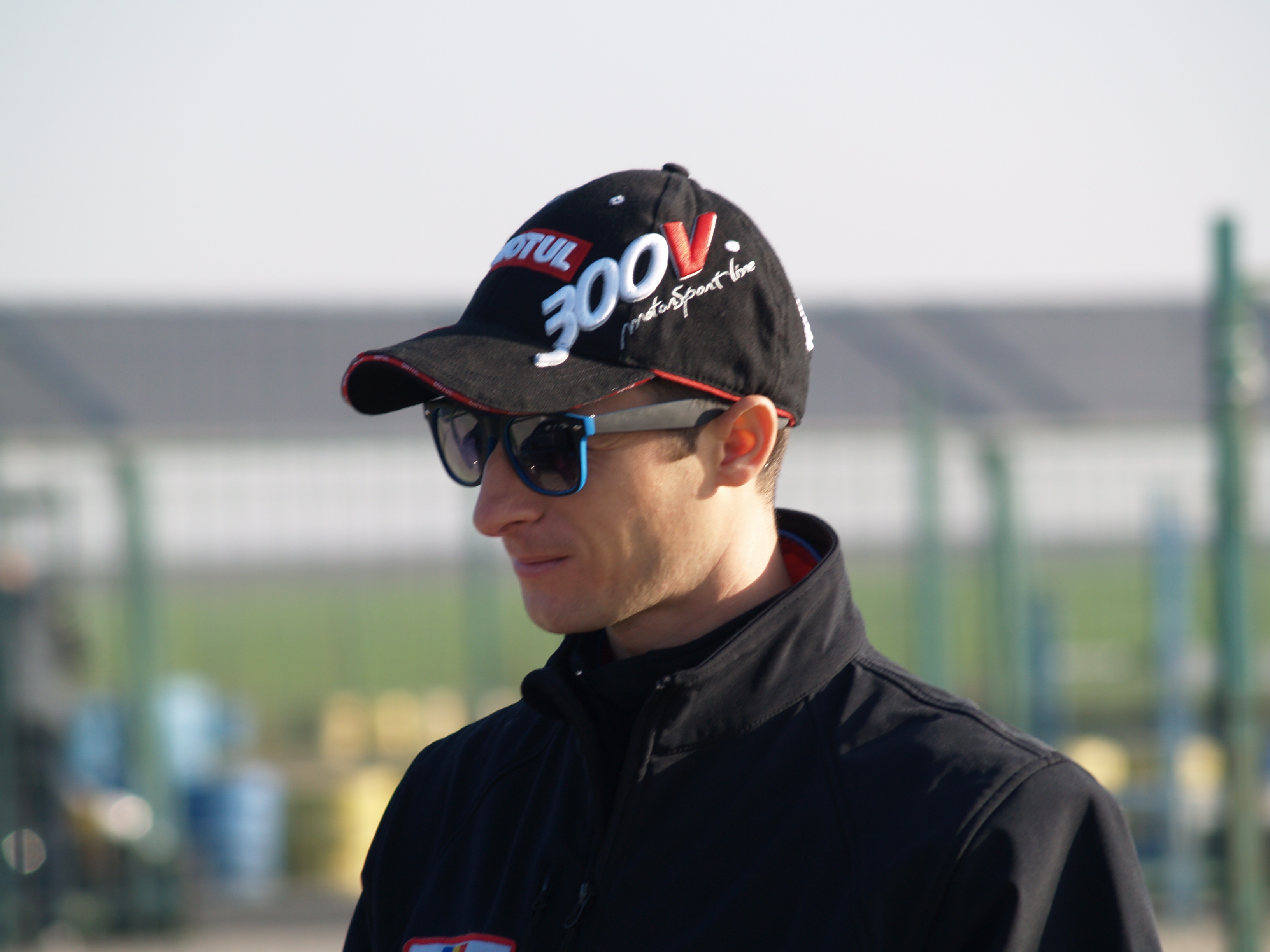 Sorin vrea sa prepare ambele masini, dar numai una va fi facuta pentru a circula pe sosele