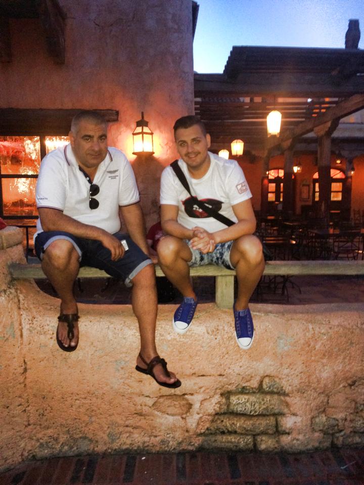 tatal baiatului ii face toate poftele