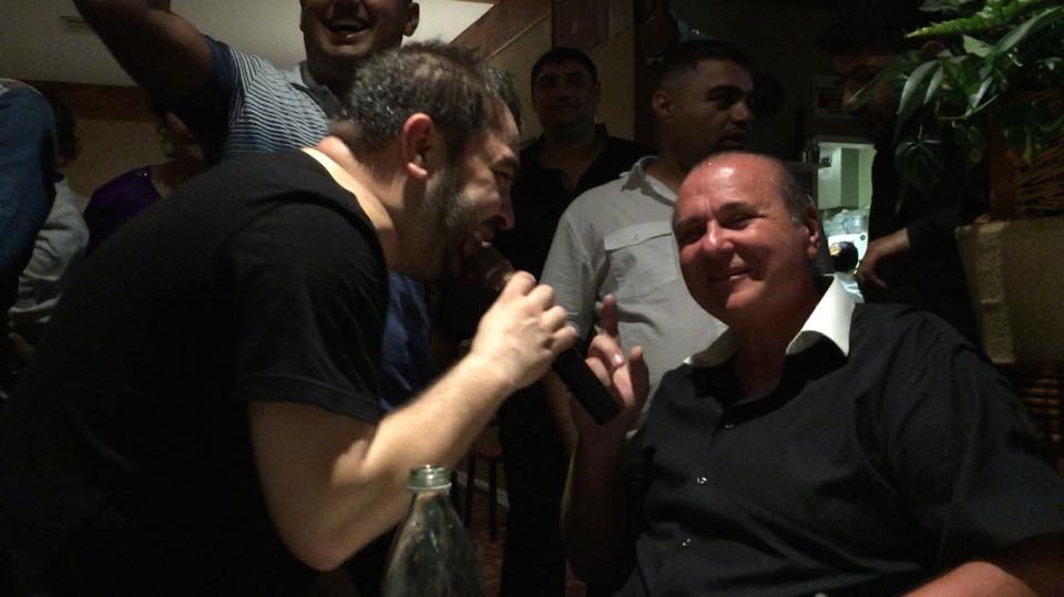 Manelistul a sustinut un recital in fata omului de afaceri roman