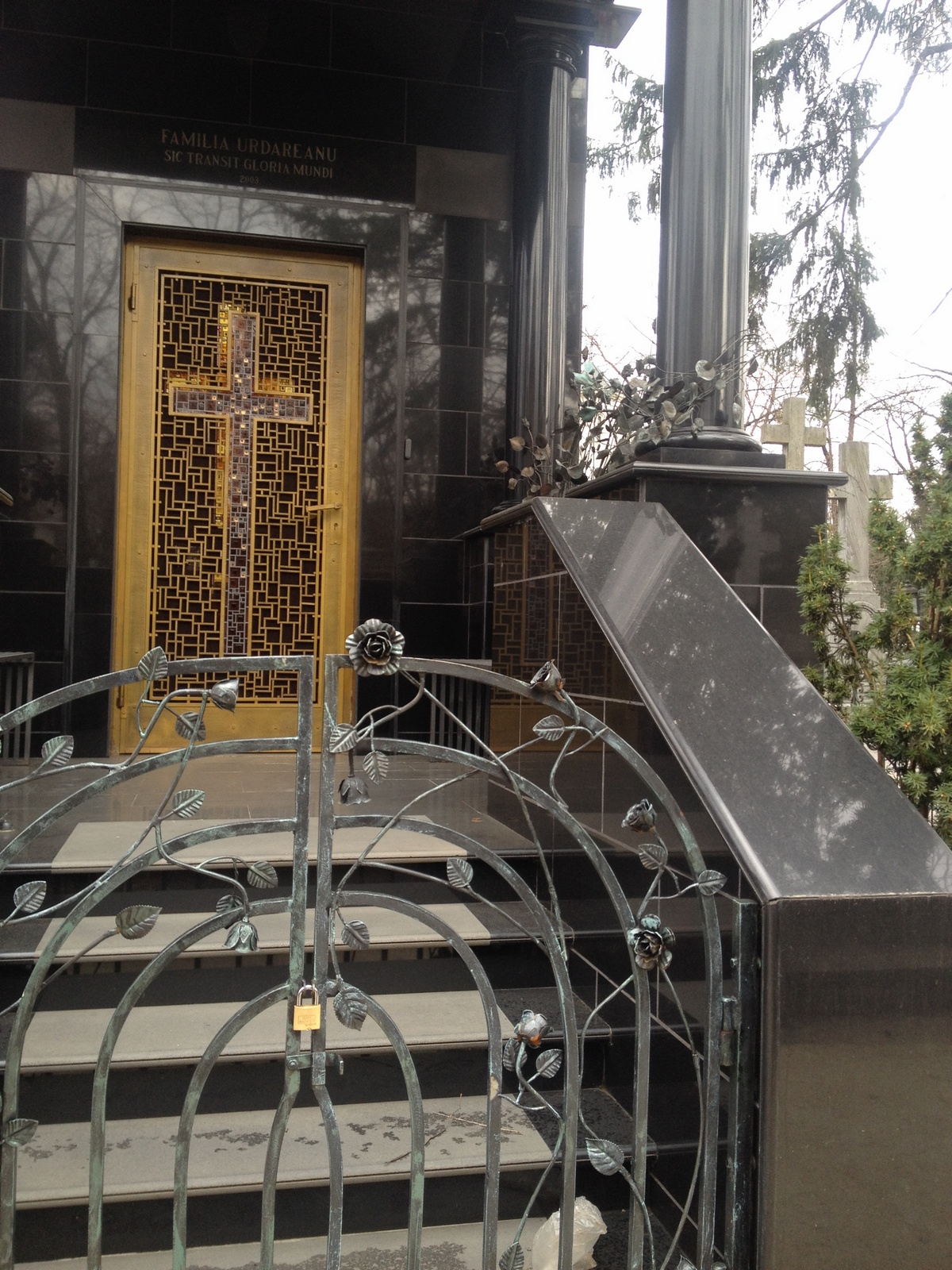 Monumentul este mereu curat