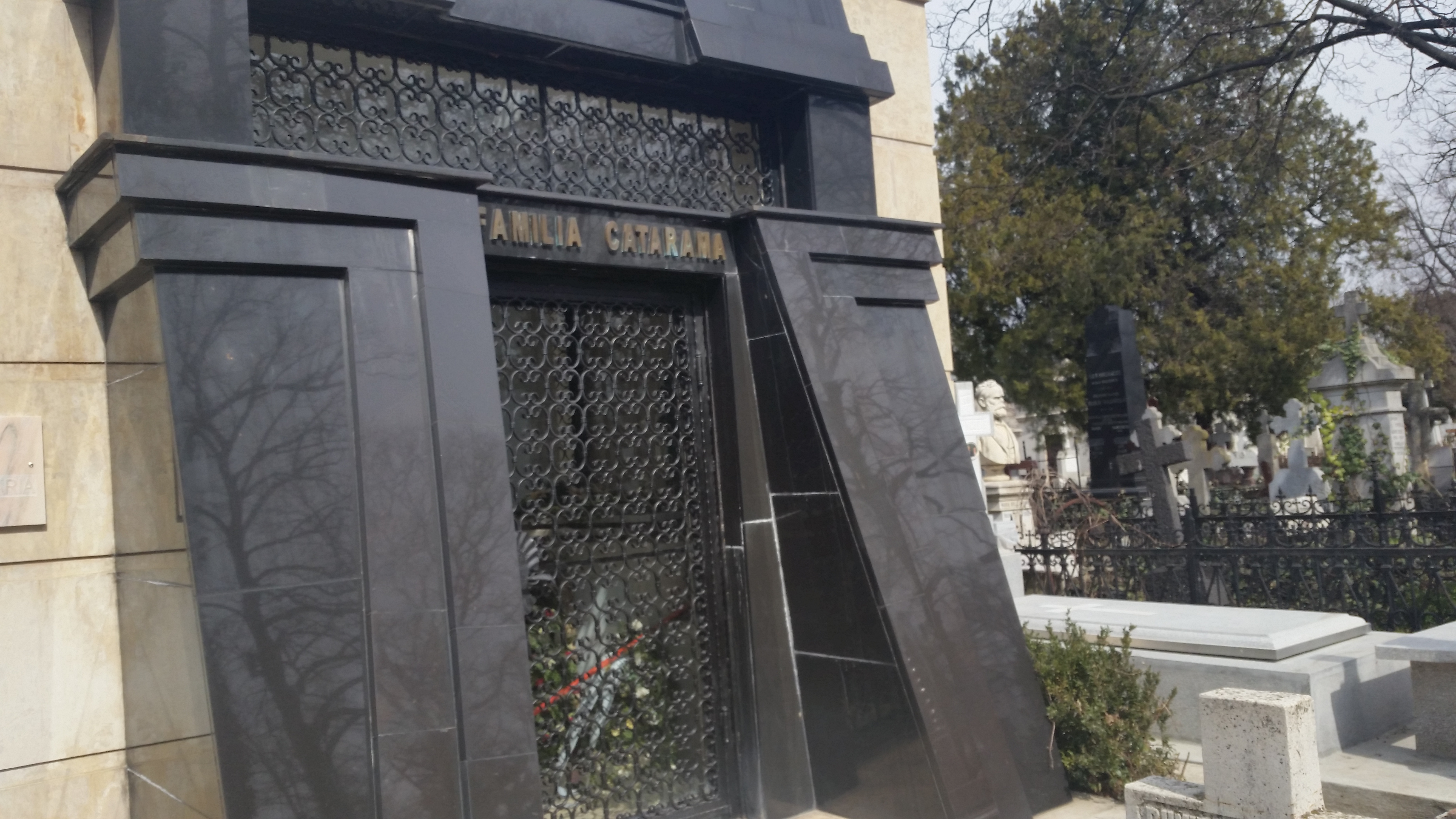 Anul trecut aici a fost inmormantata mama milionarului