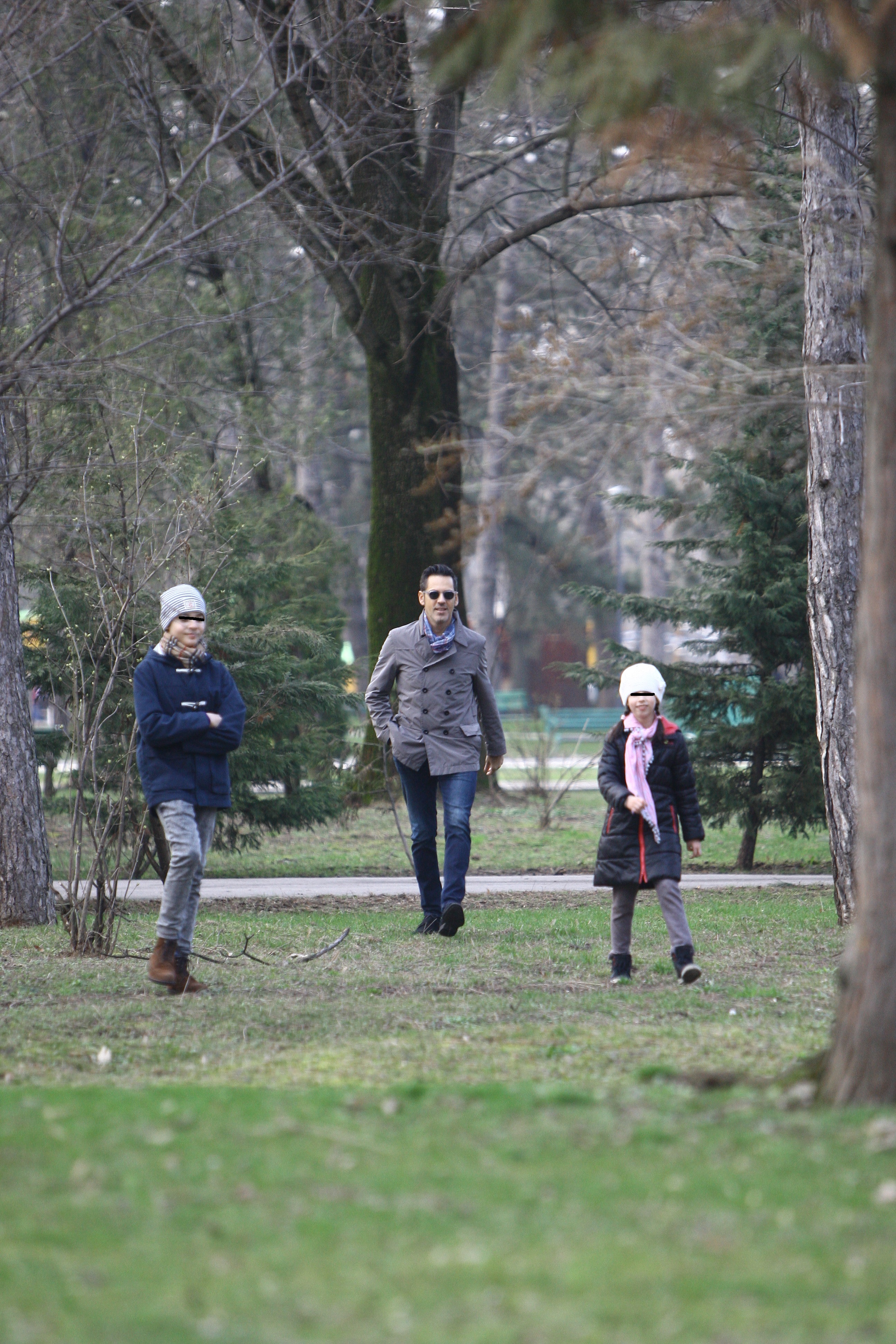 Cantaretul isi petrece timpul cu cei doi copiii ai lui, din relatiile anterioare