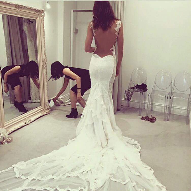 Bianca a optat pentru o rochie cu o trena lunga de cativa metri