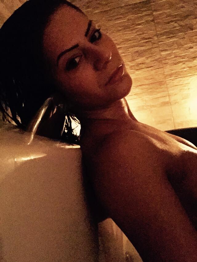 Chiar daca este extrem de frumoasa, Adina este in prezent singura